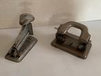Vintage - zeer oude toch nette nietmachine en perforator set, Ophalen of Verzenden