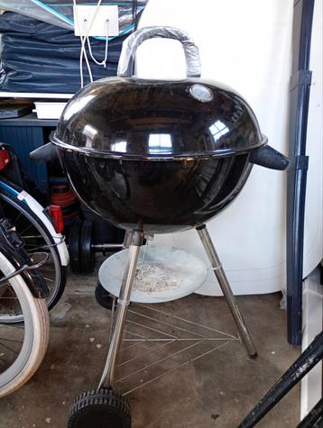Bbq gebruikt mag weg voor een prikkie, rooster is 55cm. beschikbaar voor biedingen