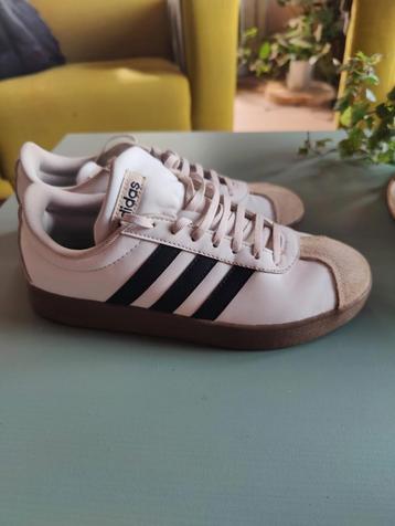 Adidas witte sneakers beschikbaar voor biedingen