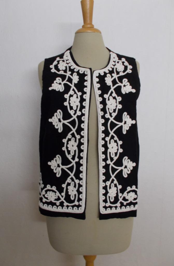 Zwart gilet bewerkt met borduursels! M/L, Kleding | Dames, Tops, Nieuw, Maat 42/44 (L), Zwart, Zonder mouw, Verzenden