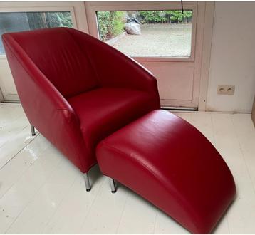 Roodleren fauteuil met voetenbank. Bert Plantagie beschikbaar voor biedingen