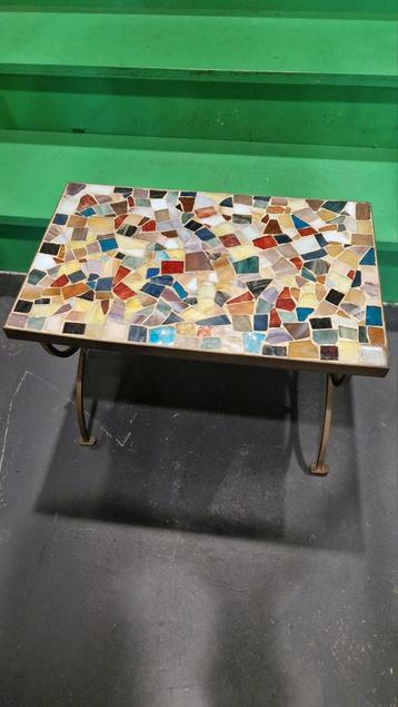 Vrolijk mozaïek bijzet- of plantentafeltje beschikbaar voor biedingen