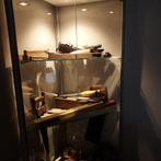 vitrinekast hoek incl. oud gereedschap, Huis en Inrichting, Ophalen, 50 tot 100 cm, Glas, 150 tot 200 cm