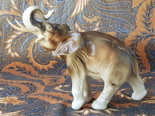 Mooie oude vintage Royal Dux olifant uit Bohemen 29,5 cm., Antiek en Kunst, Antiek | Porselein, Ophalen of Verzenden