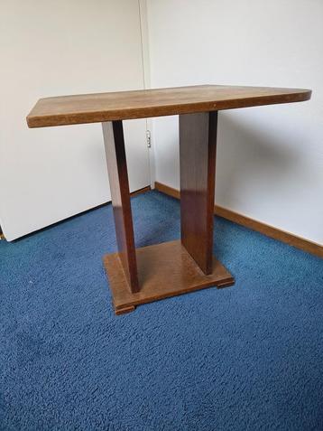 Eigenwijs bijzettafeltje beschikbaar voor biedingen