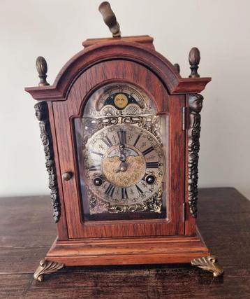 Antieke Tafelklok met Maanstand beschikbaar voor biedingen