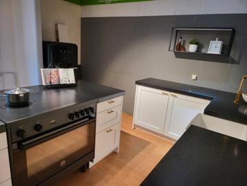 Landelijke keuken met inductie fornuis, stenen bladen beschikbaar voor biedingen