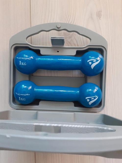 Te koop 2 dumbels  van 1kg per stuk in koffertje van Rucanor, Sport en Fitness, Fitnessmaterialen, Zo goed als nieuw, Dumbbell