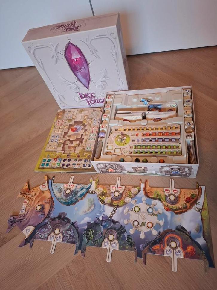 Dice Forge Bordspel - Dobbelsteen Aanpassingsplezier!, Hobby en Vrije tijd, Gezelschapsspellen | Bordspellen, Zo goed als nieuw