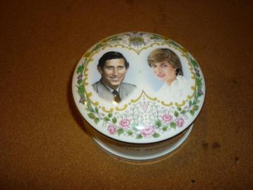Crown Staffordshire Royal Wedding Diana , Charles schaal beschikbaar voor biedingen