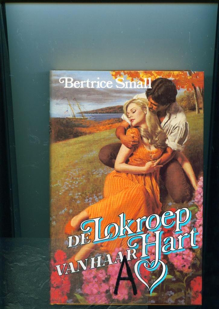 Bertrice Small- De Lokroep van haar Hart-2 maal HC, Boeken, Historische romans, Zo goed als nieuw, Verzenden
