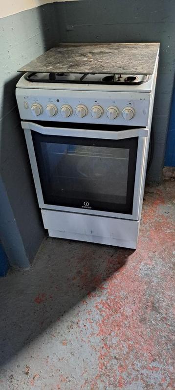 Gebruikt gasfornuis met oven beschikbaar voor biedingen