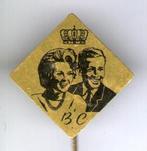 B & C Beatrix en Claus blik speldje ( K_008 ), Verzamelen, Verzenden, Zo goed als nieuw, Figuurtje