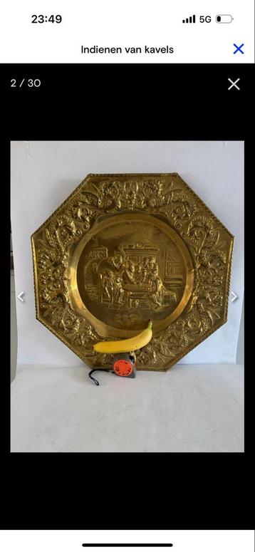 Antieke Messing Schaal met Reliëf Decoratie - Gouden Kleur beschikbaar voor biedingen