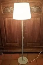 Aparte design vloerlamp met een grote ronde kunststof kap, Huis en Inrichting, Lampen | Vloerlampen, Design, Ophalen of Verzenden