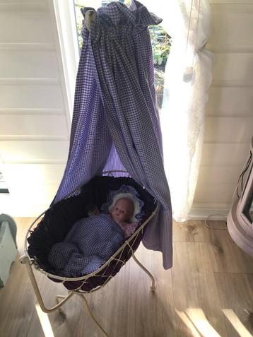 Oma's wiegje met pop, ophalen, kan in overleg ook uit Elburg beschikbaar voor biedingen