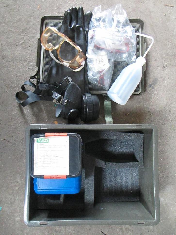 zelfbeschermingsset ex NL leger met o.a. bril, masker enz.., Verzamelen, Militaria | Algemeen, Landmacht, Overige typen, Nederland