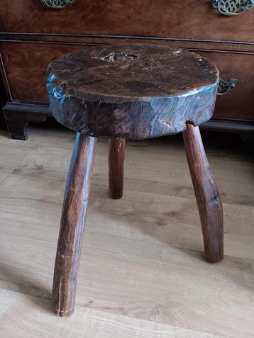 Houten kruk  beschikbaar voor biedingen