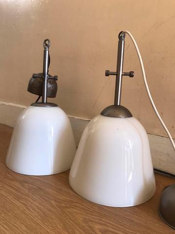 Twee glazen hanglampen, plafondlampen  beschikbaar voor biedingen