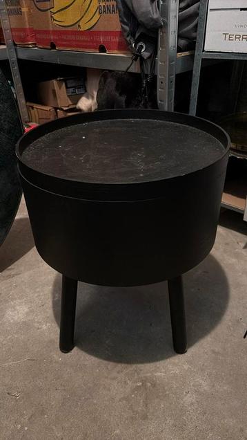 Ronde zwarte bijzettafel met opbergruimte