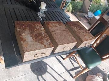 vintage opberg boxen van ijzer beschikbaar voor biedingen