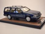 1:18 Volvo 960 Estate - Nautic Blue - Inclusief Vitrinebox!, Overige merken, Auto, ., Nieuw