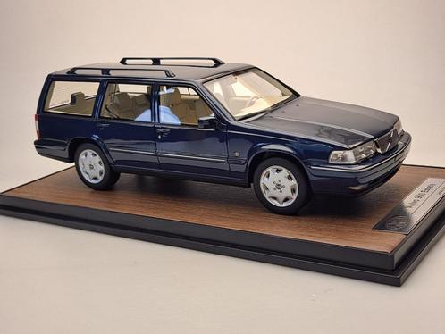 1:18 Volvo 960 Estate - Nautic Blue - Inclusief Vitrinebox!, Hobby en Vrije tijd, Modelauto's | 1:18, Nieuw, Auto, Overige merken