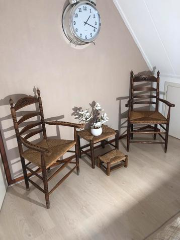 Oude stoelen met rieten zitting (set van 2) beschikbaar voor biedingen
