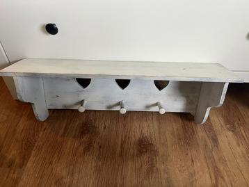 Kleine steigerhouten kapstok beschikbaar voor biedingen