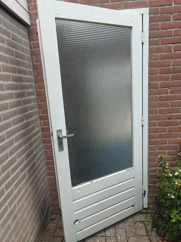 Hardhouten achterdeur met gaasglas, slot sleutel en klink beschikbaar voor biedingen