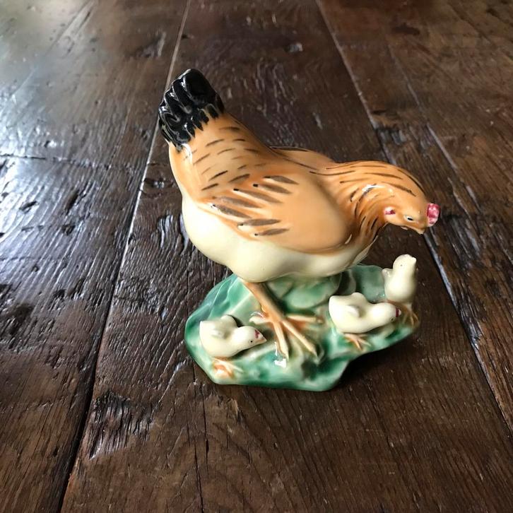 Kip met kuikens Beeldje - Decoratief, Antiek en Kunst, Antiek | Keramiek en Aardewerk, Ophalen of Verzenden