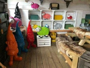 Zeer grote gekleurde kabouters van bijna 1m hoog. beschikbaar voor biedingen