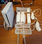 2 Nintendo Wii consoles met accessoires, Spelcomputers en Games, Ophalen, Gebruikt, Met 3 controllers of meer, Met stuurtje