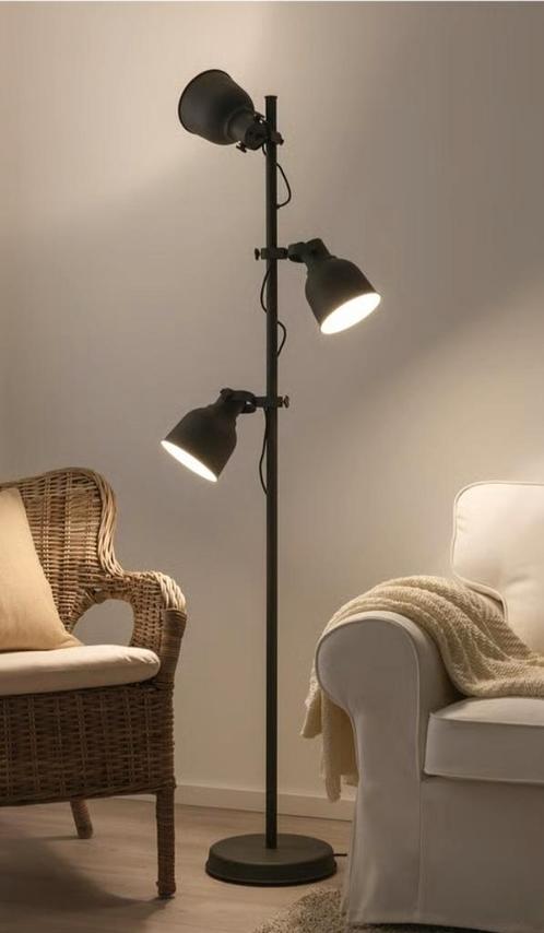 Staande lamp metaal in de kleur grijs met 3 spots, Huis en Inrichting, Lampen | Wandlampen, Nieuw, Metaal, Ophalen of Verzenden