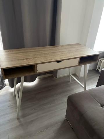 Bureau met lade en open vakken beschikbaar voor biedingen