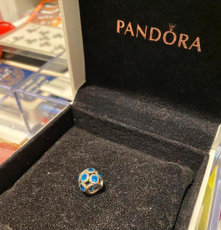 Pandora Bedel Blauw Stenen, Sieraden, Tassen en Uiterlijk, Bedels, Zo goed als nieuw, Pandora, Zilver, 1 bedel, Met strass, Ophalen of Verzenden