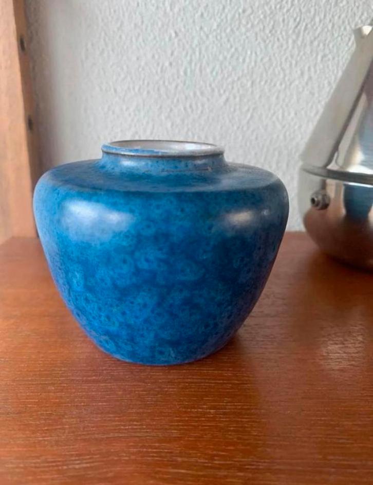 Vintage blauw ellipsvormig vaasje, Antiek en Kunst, Antiek | Keramiek en Aardewerk, Verzenden
