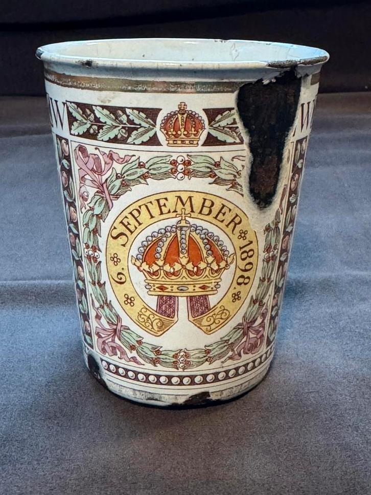 Emaille beker inhuldiging Koningin Wilhelmina 1898, Verzamelen, Koninklijk Huis en Royalty, Gebruikt, Servies, Nederland, Ophalen of Verzenden