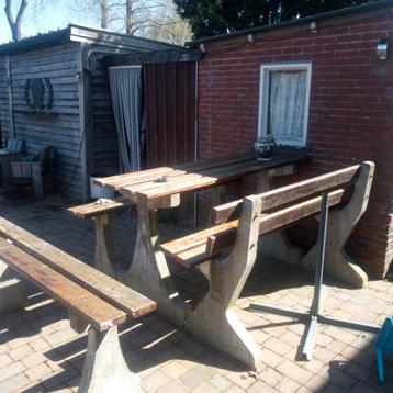 Oude gemeente bankjes en tafel bulletproof beschikbaar voor biedingen