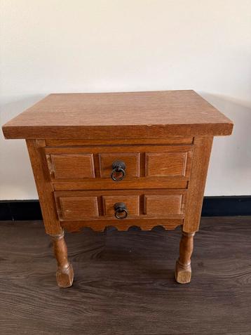 Houten nachtkastje met lades beschikbaar voor biedingen