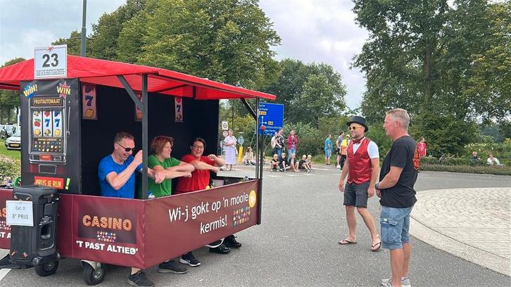 Optochtwagen casino fruitautomaat carnaval loopgroep, Hobby en Vrije tijd, Feestartikelen, Carnaval, Ophalen