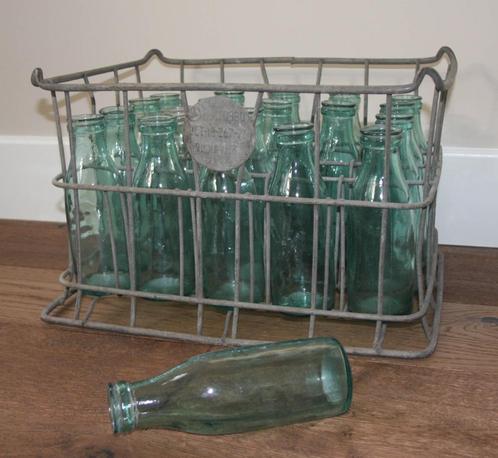 Krat met glazen flesjes, Antiek en Kunst, Curiosa en Brocante, Ophalen