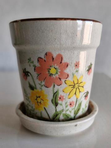 Vintage Bloempotje met schotel en Bloemen opdruk beschikbaar voor biedingen