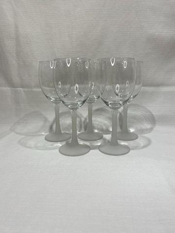 5x Vintage wijnglazen met mat witte voet beschikbaar voor biedingen