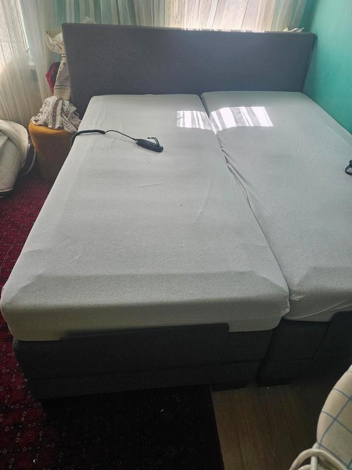 Verstelbaar bed met afstandsbediening, Huis en Inrichting, Slaapkamer | Bedden, Gebruikt, Tweepersoons, 180 cm, 200 cm, Stof, Grijs