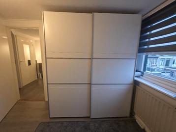 Grote kledingkast met schuifdeuren - afbeelding 1