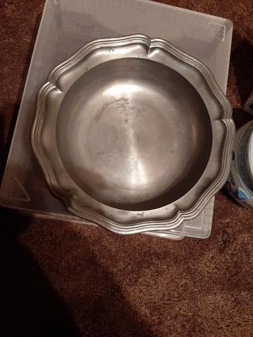 Tinnen Fruitschaal op Pootjes beschikbaar voor biedingen