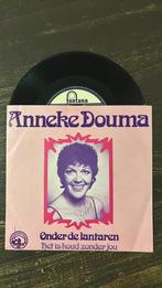 Anneke Douma - Onder de lantaren, Ophalen of Verzenden, Zo goed als nieuw, Nederlandstalig