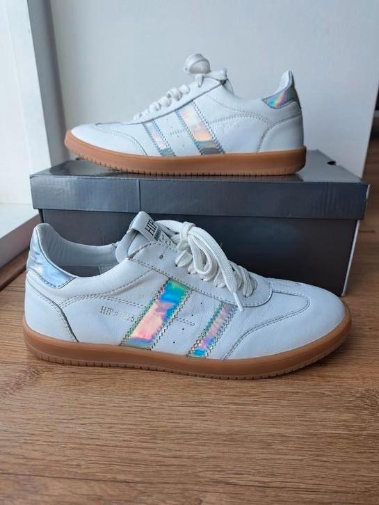 HIP Luxury Witte Sneaker met Zilveren Accenten – Maat 39 – O, Kleding | Dames, Schoenen, Zo goed als nieuw, Sneakers of Gympen