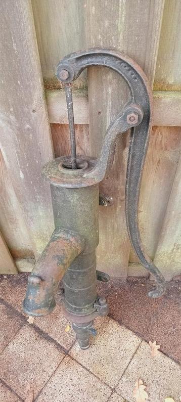 Gietijzeren antieke handwaterpomp beschikbaar voor biedingen